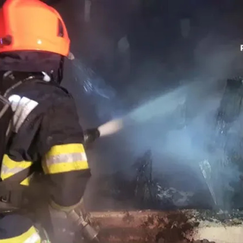Incendiu stins rapid în subsolul unui bloc din Cluj-Napoca