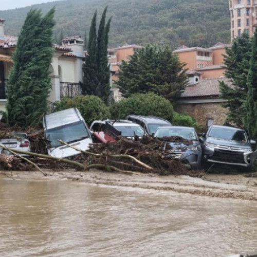 Inundații grave în stațiunea Lozeneț și în estul Bulgariei, mai multe orașe sub cod roșu