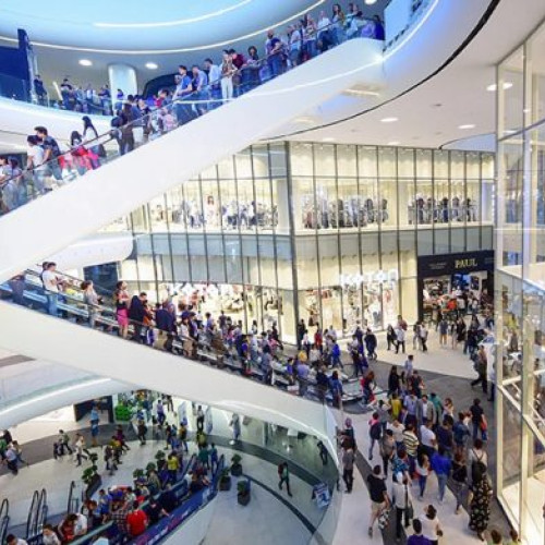 Românii au petrecut mai mult timp și au cheltuit mai mult în malluri în 2025