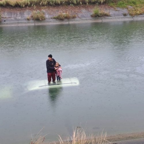 Autoturism căzut într-un canal la Băiculești, șoferul și copilul salvați