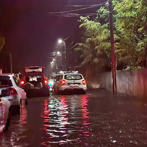 Cod portocaliu de vânt și ploi în Dâmbovița, echipele de intervenție acționează