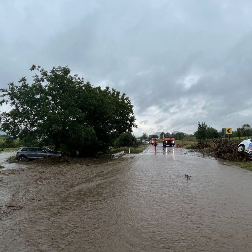 Un șofer salvat de pompieri după ce mașina i-a fost luată de viitură în Constanța