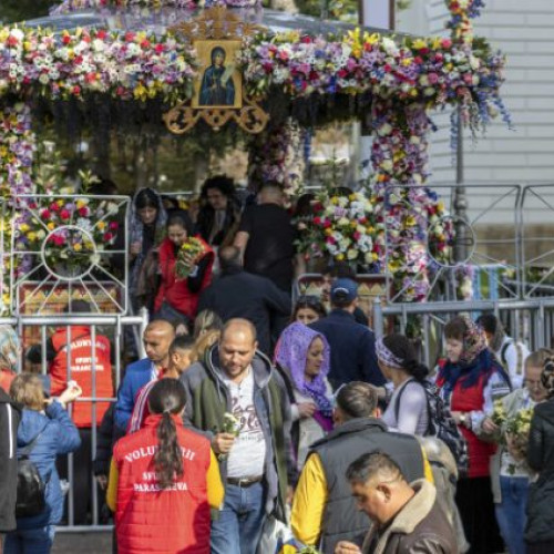 Moaştele Sfintei Parascheva expuse în curtea Catedralei Mitropolitane din Iaşi