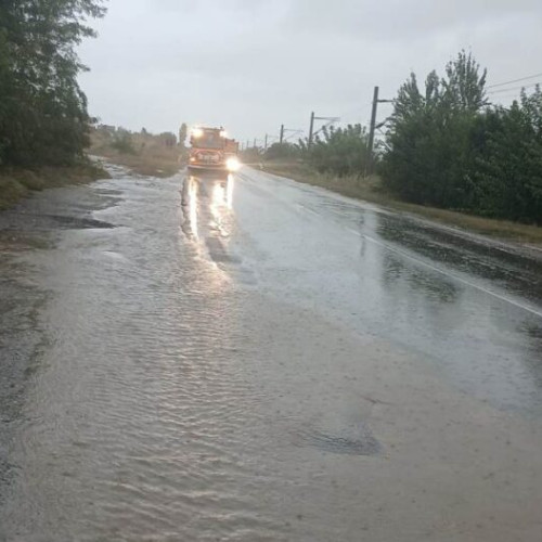 Ploile torențiale afectează circulația pe mai multe drumuri din Vrancea și Galați