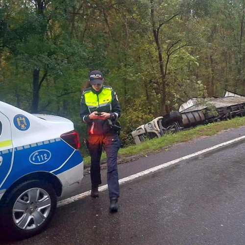 Autotren încărcat cu pui s-a răsturnat pe DN 24, șoferul a fugit de la locul accidentului