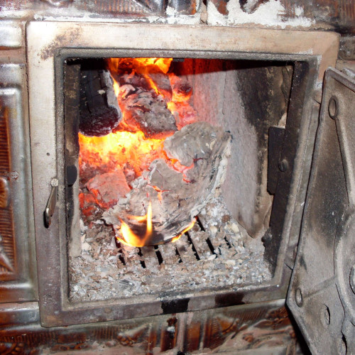 Șase persoane au murit în incendii cauzate de jarul căzut din sobă în Botoșani