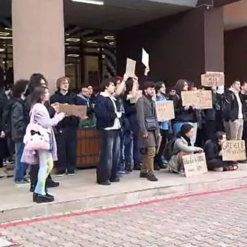 Studenții de la UBB Cluj protestează față de mutarea cursurilor Facultății de Matematică și Informatică