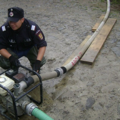 Pompierii din Focșani acționează pentru evacuarea apei dintr-o curte inundată