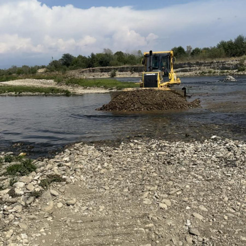 Începe consolidarea malurilor râului Jiu la Drăguțești pentru prevenirea eroziunii