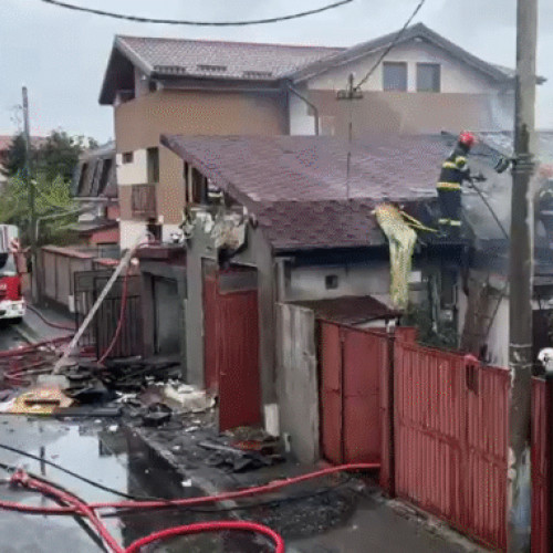 Incendiu de amploare pe strada Mureșeni din București afectează patru locuințe