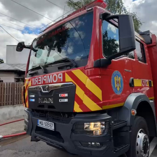 Incendiu puternic la acoperişul mai multor locuinţe din sectorul 3 al Capitalei
