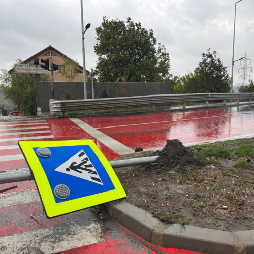 Panou de trecere pietoni dărâmat pe centura orașului, alimentarea fotovoltaică dispărută