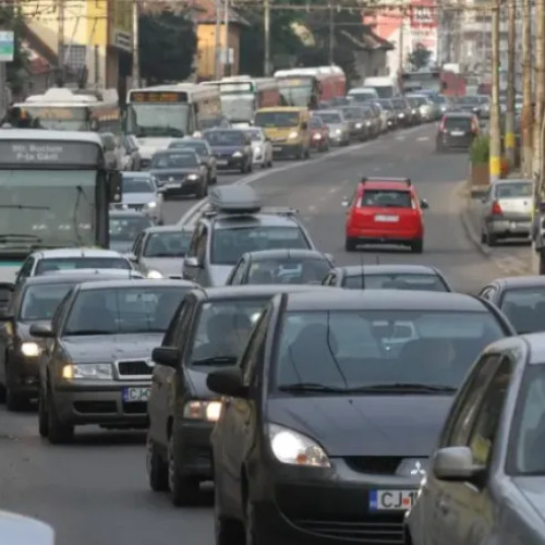 Mașinile parcate neregulamentar blochează circulația pe strada Nicolae Steinhardt