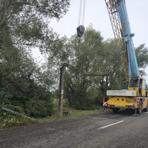 Mai mulți abonați din Vrancea încă fără energie electrică după-amiază