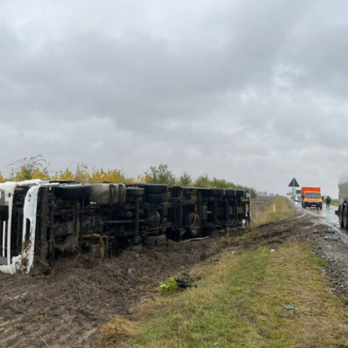 Camion încărcat cu materiale de construcții s-a răsturnat lângă Lanurile