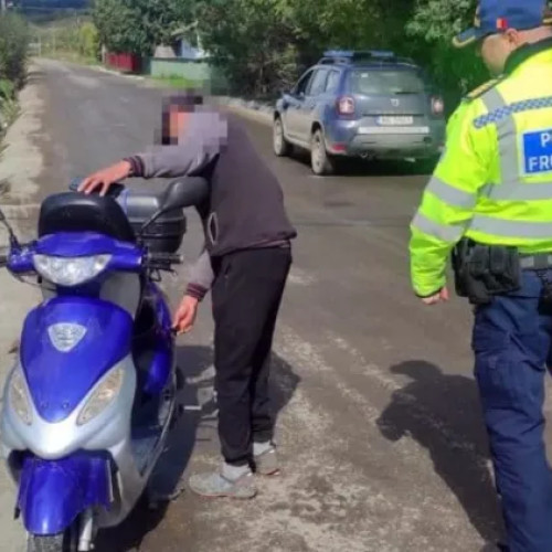 Tânăr prins conducând un moped neînmatriculat și fără permis la Câțcău