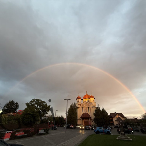 Curcubeu perfect apărut deasupra bisericii din Târgu Jiu