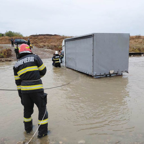 Intervenţie a pompierilor ploieşteni pentru scoaterea din râul Teleajen a unui şofer care încercase să traverseze apa cu un autovehicul!