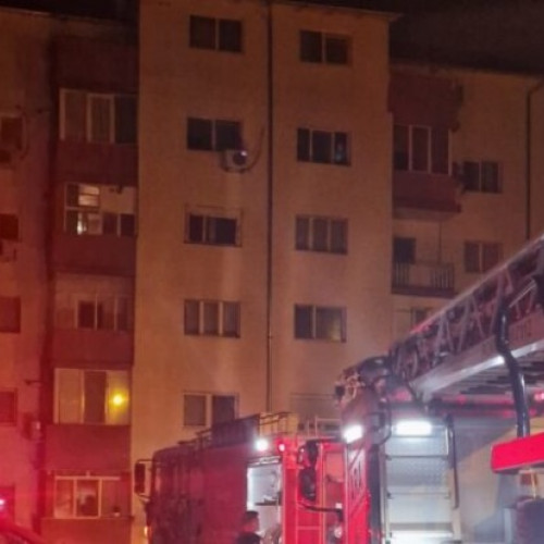 Incendiu în Timișoara: 80 de persoane evacuate dintr-un bloc de locuințe