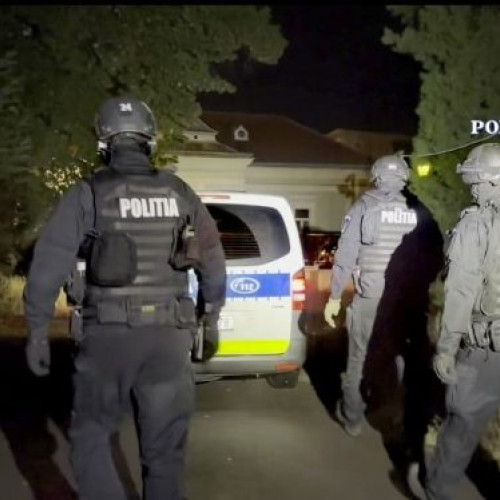Percheziții în zece județe pentru destructurarea unui grup ce falsifica documente