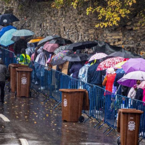 Peste 24.500 de pelerini s-au închinat la moaştele Sfintei Parascheva la Iaşi