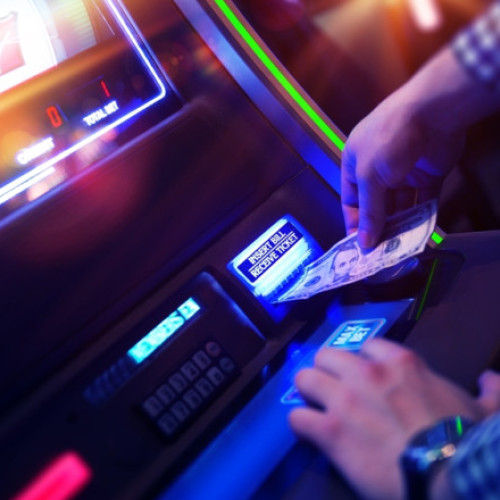 Senatul a votat interzicerea sălilor de jocuri de noroc la parterul blocurilor