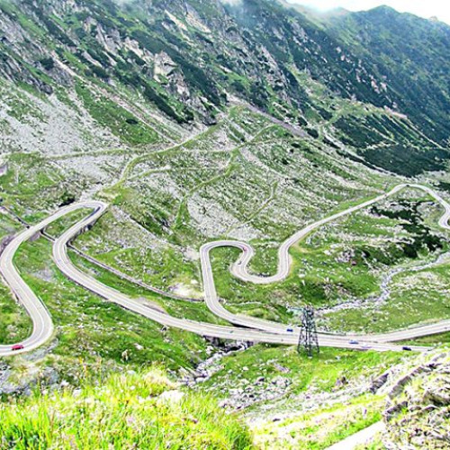Circulația pe Transfăgărășan, închisă temporar din cauza zăpezii și viscolului