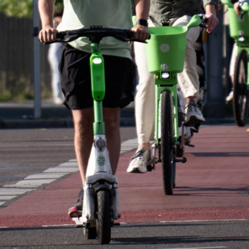 Permis obligatoriu pentru trotinete și biciclete electrice, propunere în Parlament