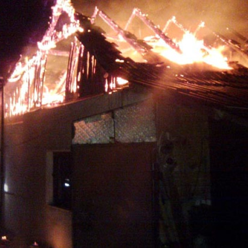 Incendiu puternic la o casă din Slobozia Roznov, acoperișul afectat grav