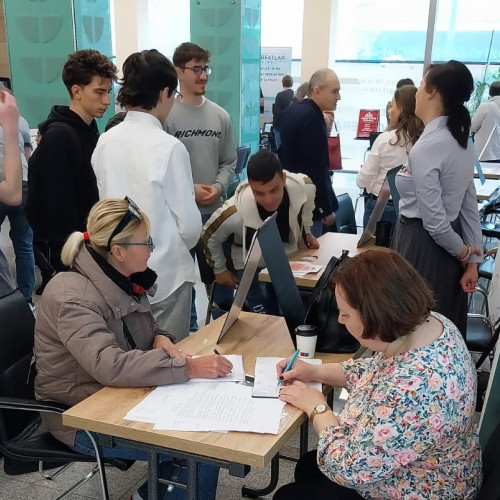 25 de angajatori oferă peste 600 de joburi la bursa locurilor de muncă din Constanța