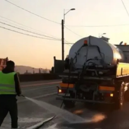 Șofer stropit cu apă pe strada Bună Ziua din Cluj-Napoca din cauza unui camion de spălare