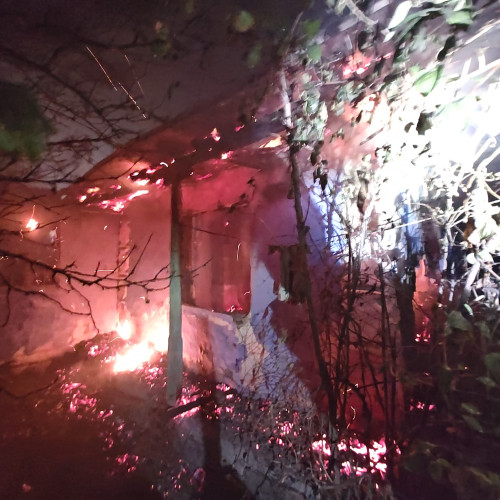 Incendiu puternic la o casă din Făurei, pompierii au intervenit prompt