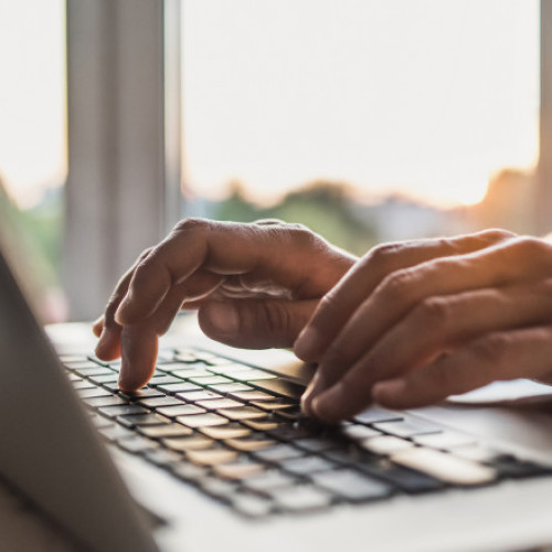 Lege pentru părinții copiilor cu handicap: 8 zile lunar de muncă de acasă