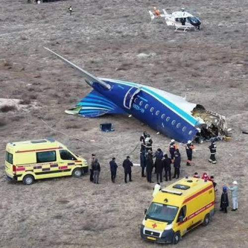 Putin afirmă că rachetele rusești au explodat lângă avionul prăbușit al Azerbaijan Airlines