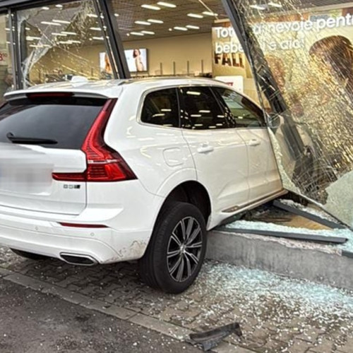 Femeie din Brăila provoacă pagube materiale după ce a lovit geamurile unei firme