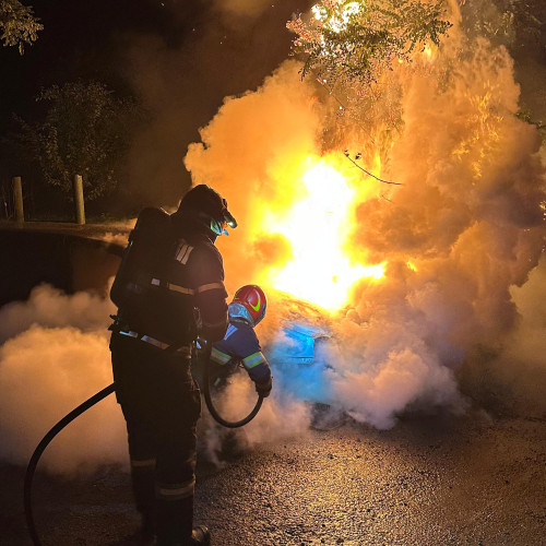 Mașină cuprinsă de flăcări în Leorda, intervenție promptă a pompierilor