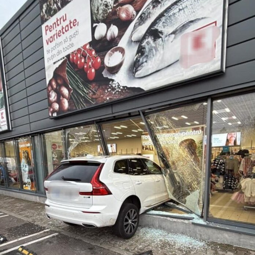 O şoferiţă a avariat geamurile unui supermarket în Brăila după ce a comis o greşeală la volan