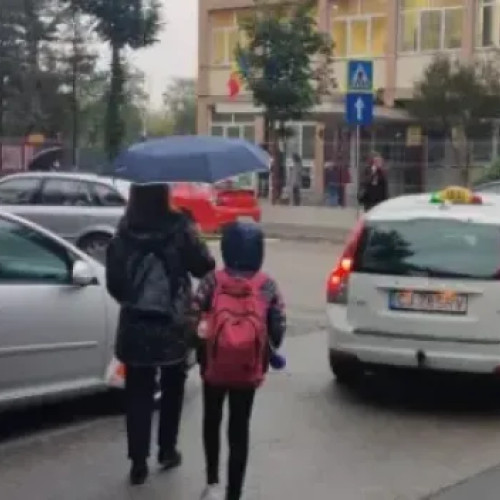 Părinți cer un spațiu de așteptare pentru însoțitorii copiilor la Palatul Copiilor din Cluj