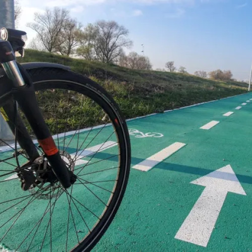 Mașinile blochează pista de biciclete de pe strada Moților din Cluj-Napoca