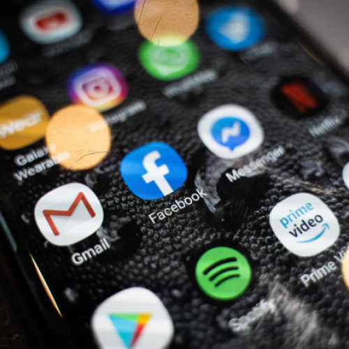 Comisia Europeană verifică Snapchat, YouTube și magazinele de aplicații pentru protecția copiilor