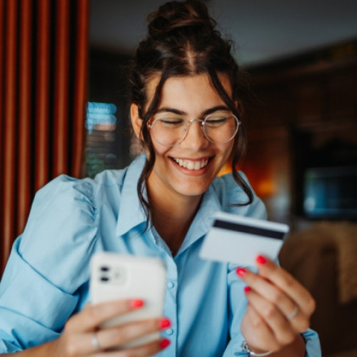 Românii migrează masiv către plățile digitale, renunțând treptat la numerar