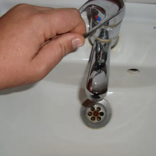 Mai multe cartiere din Cluj-Napoca fără apă din cauza unor avarii la rețeaua publică