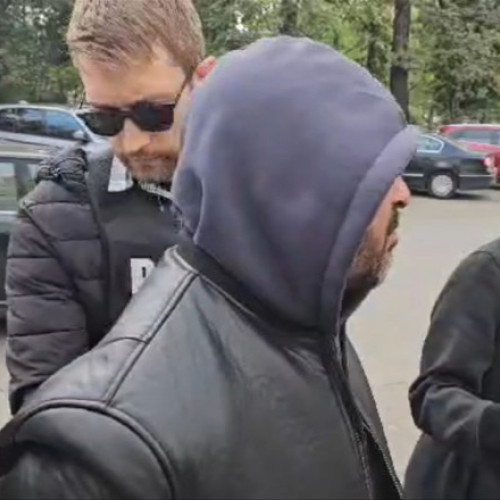 Bărbat din Timișoara, reținut după ce a turnat benzină pe mașină și a amenințat că o va incendia