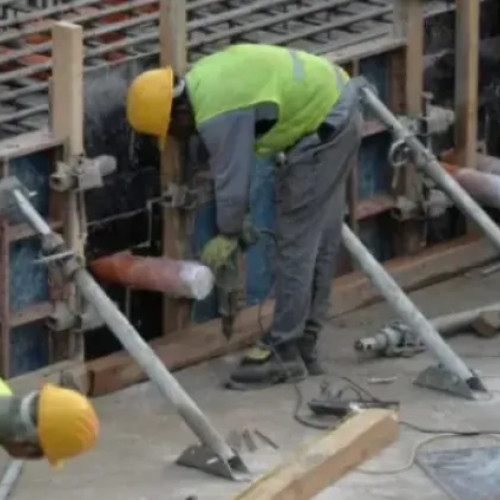 Șantier pe strada Ioan Budai Deleanu blochează trotuarul din Cluj-Napoca