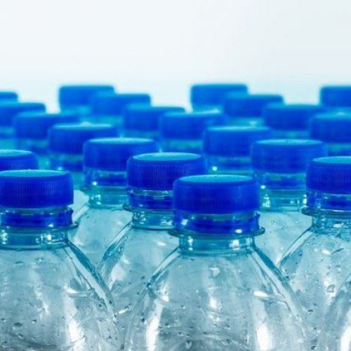 Sticlele de plastic vor fi mai ușoare și realizate din materiale biodegradabile