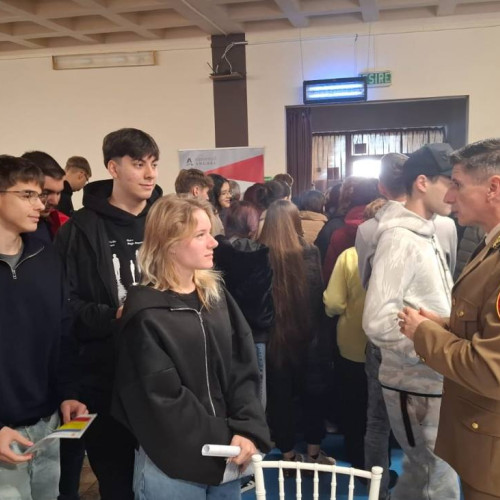 Standul Centrului Militar Dâmbovița a atras mulți tineri la bursa locurilor de muncă