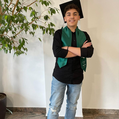 Adolescent din Botoșani luptă pentru viață după diagnosticul de scolioză severă