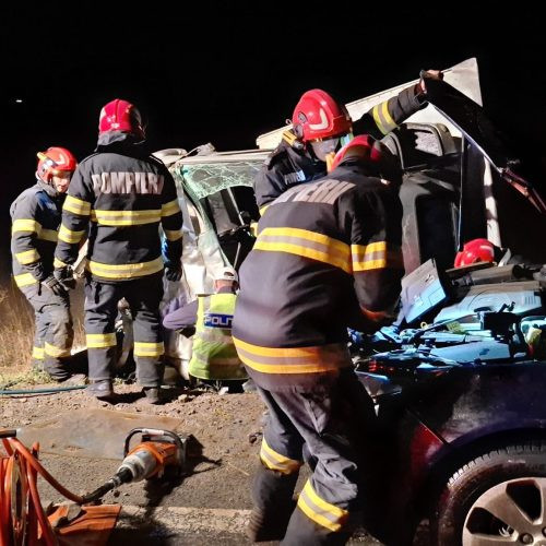 Accident grav pe DN 79: un bărbat încarcerat după coliziunea a trei mașini