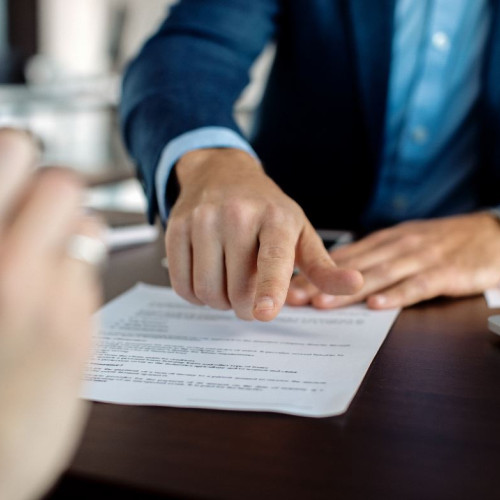 Proiect de lege stabilește restricții pentru funcționarii publici înainte și după angajare