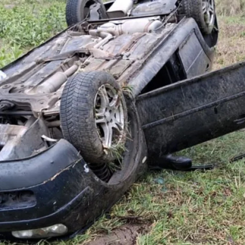 Un tânăr a fost transportat la spital după ce mașina s-a răsturnat pe drumul Viștea-Gârbău